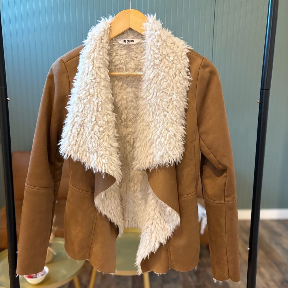 BB Dakota jacket with cozy inside, pockets & oversized collar.